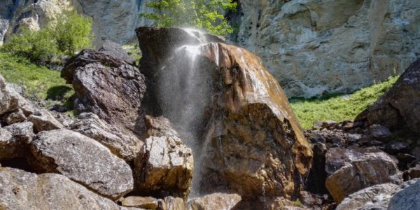 Stein mit Wasserfall