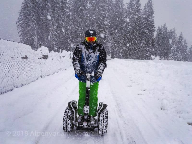Schneetreiben und Segway Fahrer mit Gelände Segway
