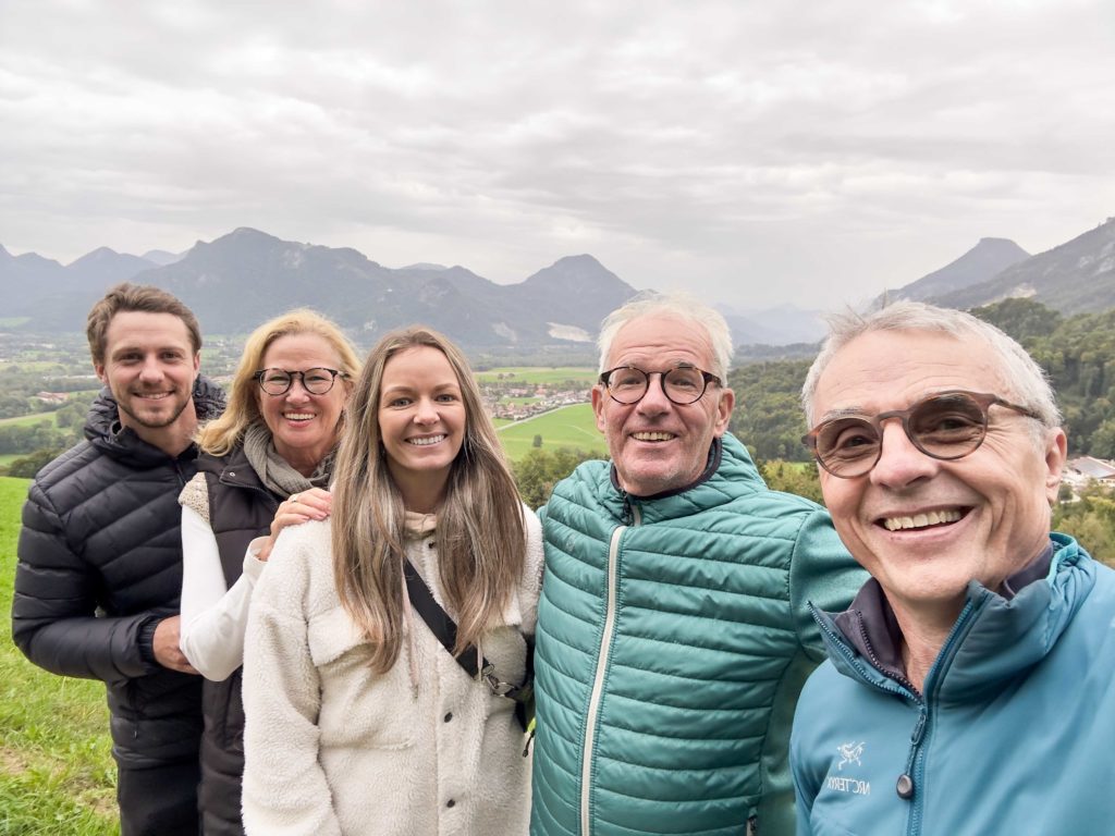 fünf glückliche auf Berg mit toller Aussicht in die Berge